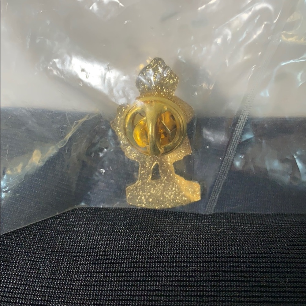 Vintage DEPT. 56 Town Cryer Collectors Pin - Picture 4 of 6